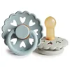Image de FRIGG Fairytale Lot de 2 sucettes | Sucette en latex | Sans BPA | Fabriqué au Danemark | Tétine Cerise Symétrique | (Stone Blue/Willow Gray, Taille 2 (6-18 Mois))