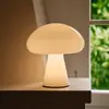 Image de Lampe à poser LED rechargeable Gubi Obello, blanc perle, IP44, verre