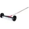 Image de KADAX Aérateur de pelouse avec roues, griffe de jardin pour pelouse, jardin, mousse, râteau de coupe en métal, scarificateur manuel, accessoire de jardin, aérateur de pelouse, cultivateur (avec