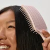 Image de Glov Zenflow Brosse Râteau pour Cheveux Démêlage Doux Picots Flexibles pour Confort Accru Effet Coussin Agréable et Massage Apaisant du Cuir Chevelu pour Une Expérience Revitalisante