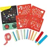 Image de Hape Coffret Artistique Craies et Feutres - Enfants de 3 Ans et Plus - pour Motricité Fine, Créativité - 12 Craies, 2 Porte-Craies, 2 Grosses Craies Bicolores, 4 Pochoirs Inclus - Activité Manuelle