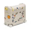 Image de Stokke JetKids BedBox, Moonglow White - Valise-lit à roulettes pour enfants de 2-7 ans (jusqu'à 35 kg) - Approuvée par de nombreuses compagnies aériennes - Matelas et sangle réglable inclus