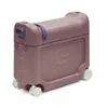 Image de Stokke JetKids BedBox, Hazy Lilac - Valise-lit à roulettes pour enfants de 2-7 ans (jusqu'à 35 kg) - Approuvée par de nombreuses compagnies aériennes - Matelas et sangle réglable inclus