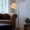 Image de Markslöjd Lampe sur pied Charleston en laiton vieilli