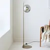 Image de Markslöjd Lampe sur pied Dione, laiton/gris fumée, verre, fer