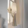 Image de Markslöjd Lampe à poser Conus avec abat-jour blanc cassé, nickel