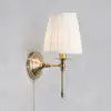 Image de Markslöjd Applique murale Manor, blanc/couleur laiton, hauteur 40 cm Tissu/métal