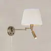 Image de Markslöjd Applique murale Pivot, blanc naturel/couleur laiton, 43 cm, à 2 lampes.