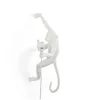 Image de SELETTI Lampe « Monkey » en forme de singe, applique fixée au niveau de la main droite du singe, blanc