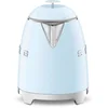 Image de Smeg, Petite Bouilloire Électrique KLF05PBEU 0,8 L, Filtre Inox, Arrêt Automatique de Sécurité, Indicateur Niveau d'Eau, Base Antidérapante et Range Cordon Intégré, Puissance 1400W, Bleu Clair
