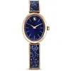 Image de Swarovski Montre Crystal Rock Oval apprêtée d'un bracelet en métal serti d'un pavage de cristaux bleus, en placage de ton or rose