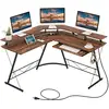 Image de Costway bureau d'angle 130 x 130 cm, bureau d'ordinateur en forme de l avec long support de moniteur, plateau à clavier, table informatique avec 2 prises de courant & 2 usb (marron rustique)