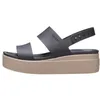 Image de Sandales - CROCS - Brooklyn Low Wedge - Noir - Talon compensé - 5 cm de hauteur
