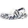Image de Crocs Classic Marbled Sabot homme blanc/noir   léger séchage rapide bride pivotante