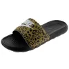 Image de Chaussures NIKE VICTORI ONE SLIDE PRINT pour femme - Noir