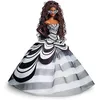 Image de Barbie Signature 65ème Anniversaire Poupée de Collection avec Cheveux Bruns tressés Robe Noir et Blanc Boucles d’Oreilles Saphir