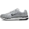 Image de Basket Nike WMS P-6000 - Femme - Blanc et Gris - Tige en mesh et synthétique - Semelle en caoutchouc