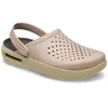 Image de Sabots Crocs InMotion en beige avec technologie LiteRide 