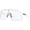 Image de Lunettes Oakley Sutro Matte White avec verre Clear to Black Photochromic