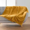 Image de Plaid flanelle 125 x 150 cm Mini Frosty - relief mini bulles ocre