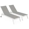 Image de Lot de 2 bains de soleil ELSA en aluminium blanc et textilène taupe. transats multi positions avec roulettes