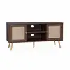 Image de Meuble tv en cannage 120x39x56.5cm - bohème - couleur bois foncé. 2 niveaux. 2 étagères. 2 portes. Pieds scandinaves
