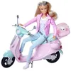Image de Steffi Love sur son scooter