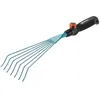 Image de GARDENA Balai à fleurs 12cm Combisystem® - Acier robuste   7 dents   Ratissage petites plantes et fleurs   Garantie 25 ans