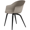 Image de GUBI chaise avec accoudoirs BAT DINING CHAIR avec la base en hêtre noir (New beige - Polypropylène et bois)