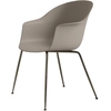 Image de GUBI chaise avec accoudoirs BAT DINING CHAIR avec la base laiton antique (New beige - polypropylène et acier)