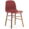 Image de NORMANN COPENHAGEN set de 2 chaises FORM CHAIR avec piètement en noyer (Rouge - Polypropylène et noyer)