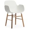 Image de NORMANN COPENHAGEN fauteuil FORM ARMCHAIR avec piètement en noyer (Blanc - Polypropylène et noyer)