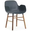 Image de NORMANN COPENHAGEN fauteuil FORM ARMCHAIR avec piètement en noyer (Bleu - Polypropylène et noyer)