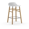 Image de NORMANN COPENHAGEN tabouret FORM BARSTOOL H 65 cm avec piètement en chêne (Blanc - Polypropylène et chêne)