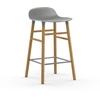 Image de NORMANN COPENHAGEN tabouret FORM BARSTOOL H 65 cm avec piètement en chêne (Gris - Polypropylène et chêne)