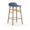 Image de NORMANN COPENHAGEN tabouret FORM BARSTOOL H 65 cm avec piètement en chêne (Bleu - Polypropylène et chêne)