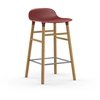 Image de NORMANN COPENHAGEN tabouret FORM BARSTOOL H 65 cm avec piètement en chêne (Rouge - Polypropylène et chêne)