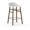 Image de NORMANN COPENHAGEN tabouret FORM BARSTOOL H 65 cm avec piètement en noyer (Blanc - Polypropylène et noyer)