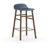Image de NORMANN COPENHAGEN tabouret FORM BARSTOOL H 65 cm avec piètement en noyer (Bleu - Polypropylène et noyer)