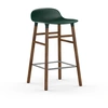 Image de NORMANN COPENHAGEN tabouret FORM BARSTOOL H 65 cm avec piètement en noyer (Vert - Polypropylène et noyer)