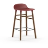 Image de NORMANN COPENHAGEN tabouret FORM BARSTOOL H 65 cm avec piètement en noyer (Rouge - Polypropylène et noyer)