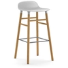Image de NORMANN COPENHAGEN tabouret FORM BARSTOOL H 75 cm avec piètement en chêne (Blanc - Polypropylène et chêne)