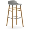 Image de NORMANN COPENHAGEN tabouret FORM BARSTOOL H 75 cm avec piètement en chêne (Gris - Polypropylène et chêne)