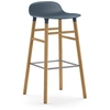 Image de NORMANN COPENHAGEN tabouret FORM BARSTOOL H 75 cm avec piètement en chêne (Bleu - Polypropylène et chêne)