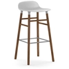 Image de NORMANN COPENHAGEN tabouret FORM BARSTOOL H 75 cm avec piètement en noyer (Blanc - Polypropylène et noyer)