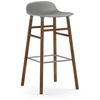 Image de NORMANN COPENHAGEN tabouret FORM BARSTOOL H 75 cm avec piètement en noyer (Gris - Polypropylène et noyer)