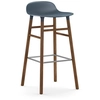 Image de NORMANN COPENHAGEN tabouret FORM BARSTOOL H 75 cm avec piètement en noyer (Bleu - Polypropylène et noyer)