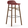 Image de NORMANN COPENHAGEN tabouret FORM BARSTOOL H 75 cm avec piètement en noyer (Rouge - Polypropylène et noyer)