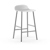 Image de NORMANN COPENHAGEN tabouret FORM BARSTOOL H 65 cm avec piètement en chrome (Blanc - Polipropilene e acciaio cromato)