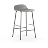 Image de NORMANN COPENHAGEN tabouret FORM BARSTOOL H 65 cm avec piètement en chrome (Gris - Polipropilene e acciaio cromato)